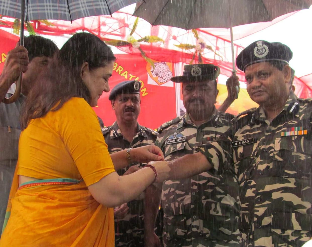 menaka gandhi tied rakhi to indian army personnel