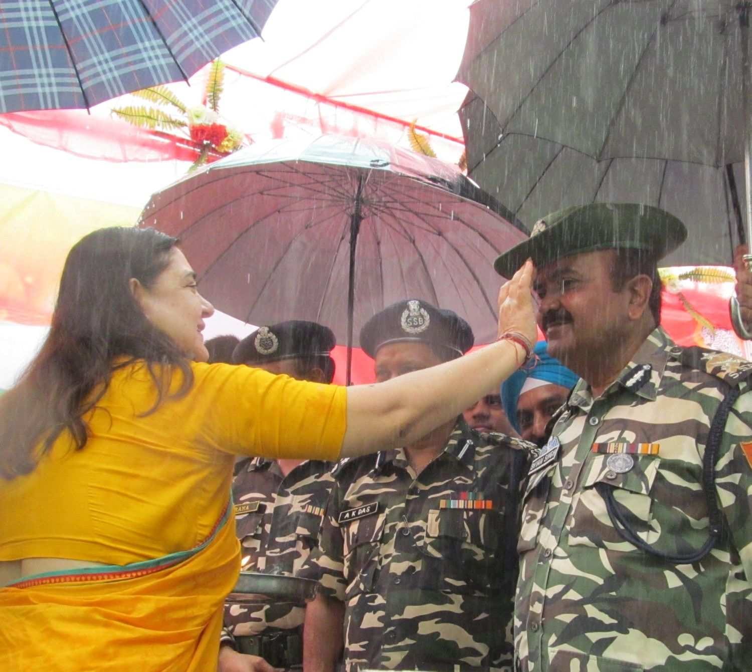 menaka gandhi tied rakhi to indian army personnel