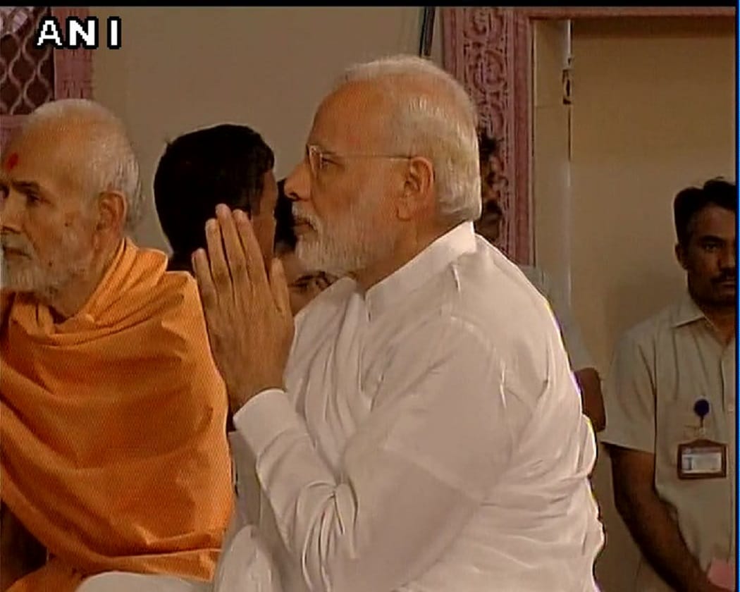 PM Narendra Modi pays last respects to HH Pramukh Swami Maharaj