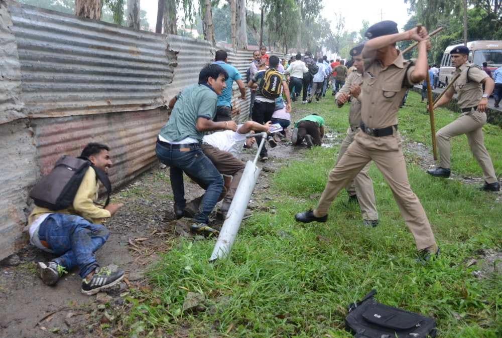 police lathicharge on protester
