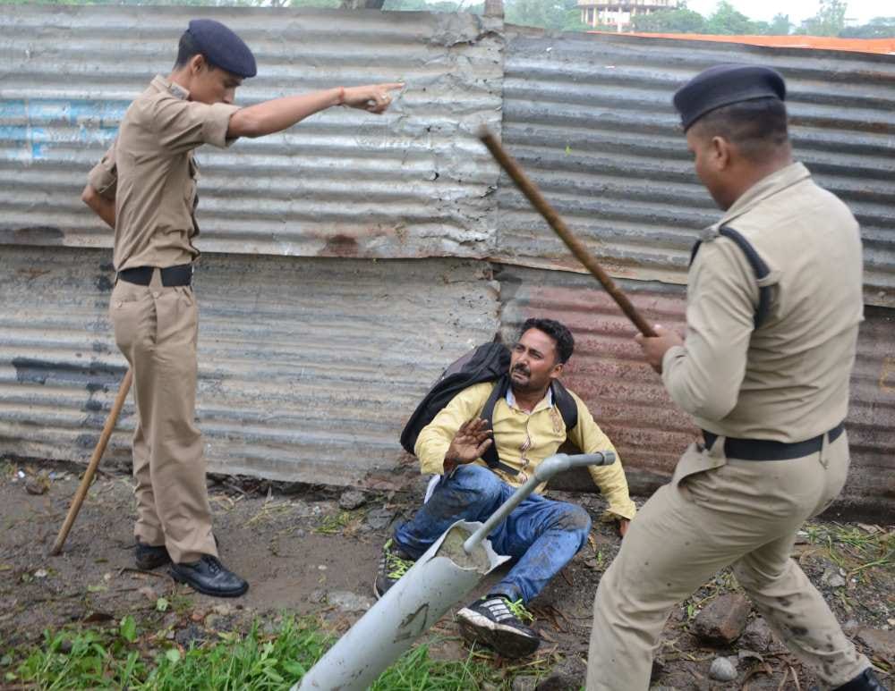 police lathicharge on protester