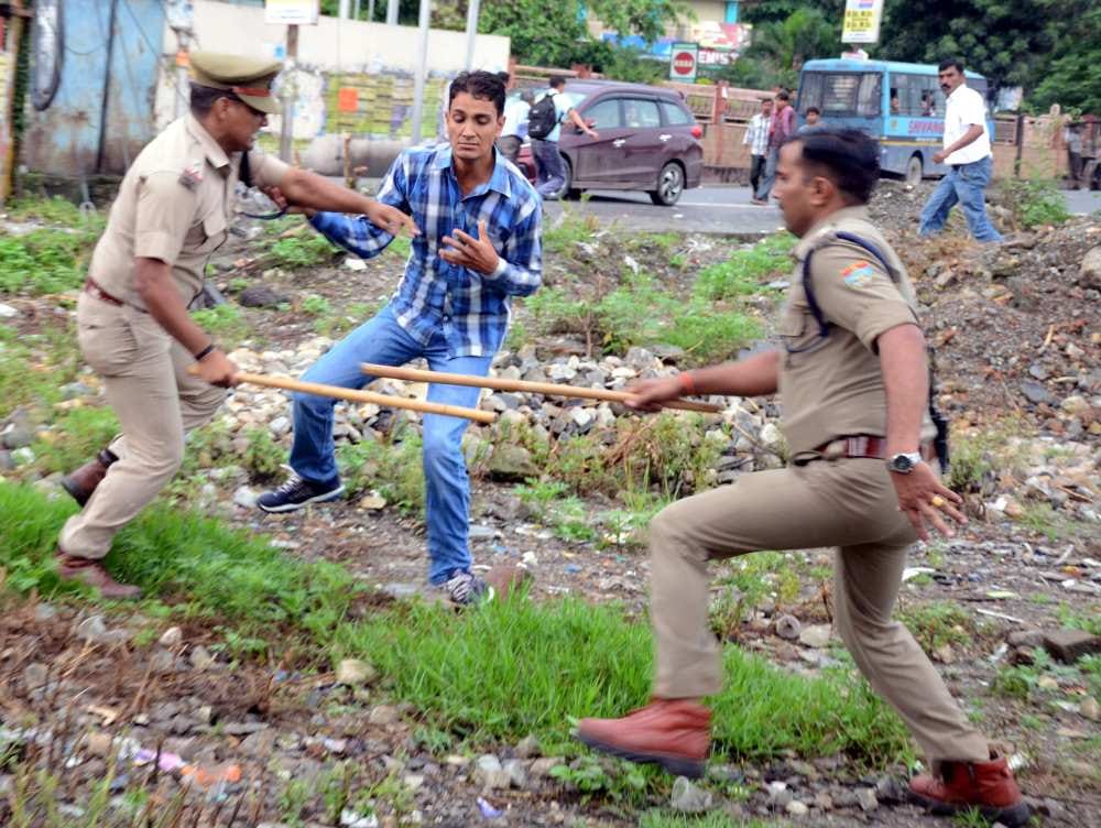 police lathicharge on protester