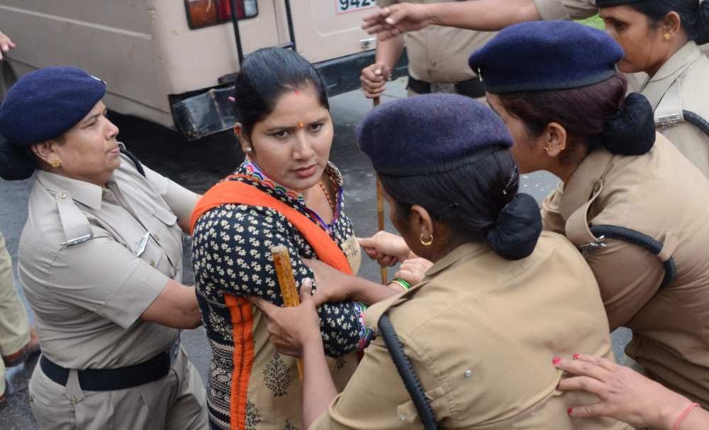 police lathicharge on protester