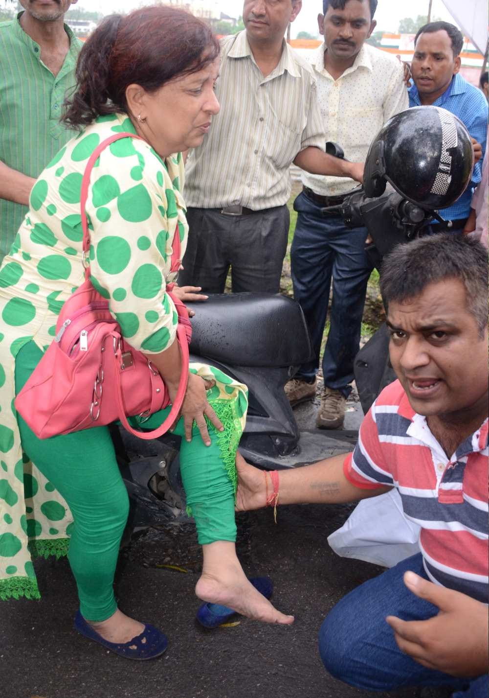 police lathicharge on protester