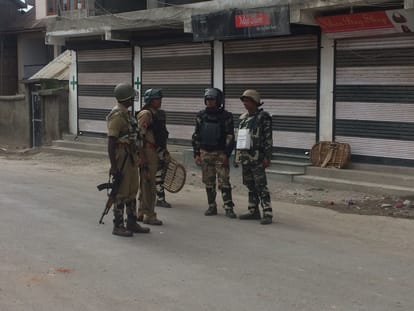 Terrorists attack CRPF post in Srinagar, 6 injured 