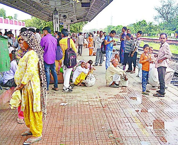 Trains canceled, passengers's Ruckus at the railway station 