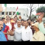 मशाल जलाकर रन फार यूनिटी का शुभारंभ करते एडीएम व एएसपी 