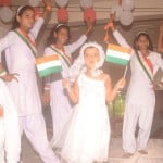 स्कूलों में बढ़-चढ़कर बोला देशभक्ति का जज्बा