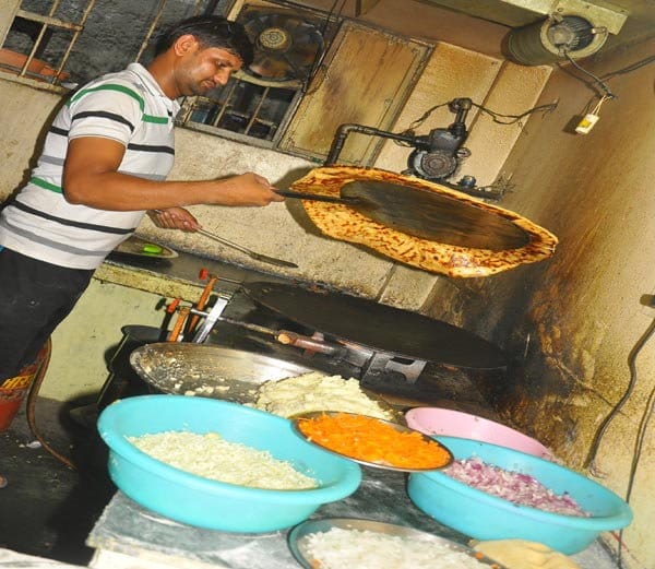 ajab gajab challange of tapsaya prantha dhaba owner on rohtak highway of haryana