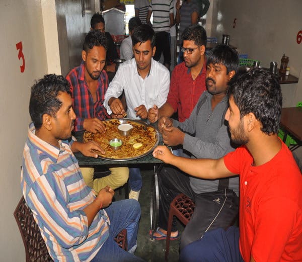 ajab gajab challange of tapsaya prantha dhaba owner on rohtak highway of haryana