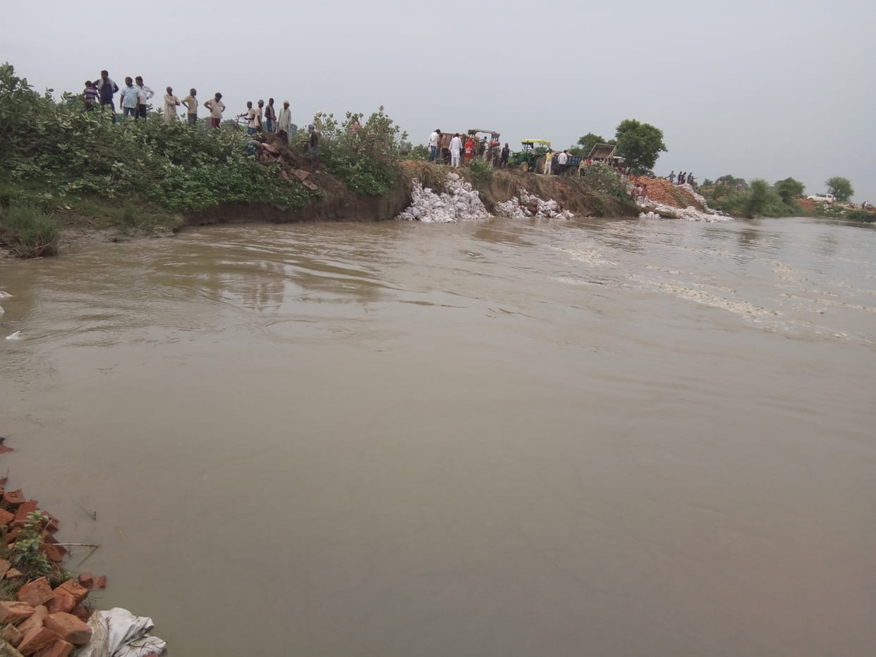 after seeing cutting in dam, officers ran away