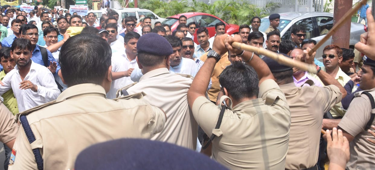Police started lathicharg on Anganwadi
