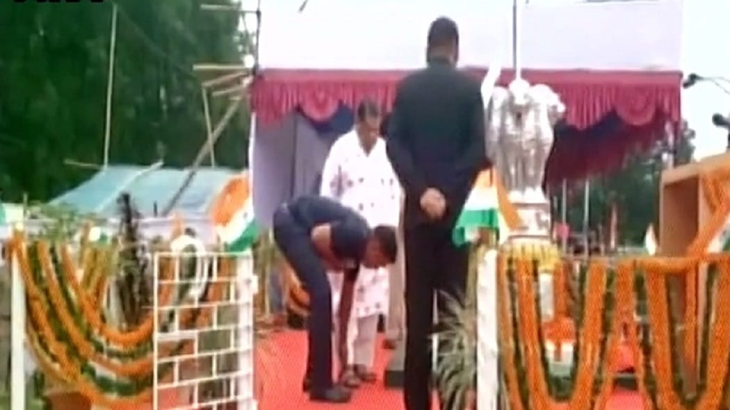 PSO ties shoelaces of Odisha cabinet minister