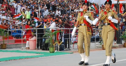 Pakistani visitors hurl stones at Indian side during beating retreat ceremony amritsar
