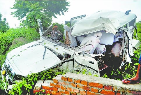 Jeep clashed with trolley, three killed