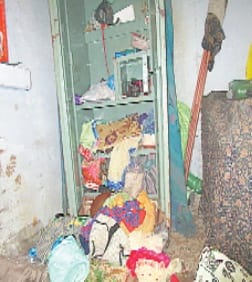 karobari ke parijanon ko loota
