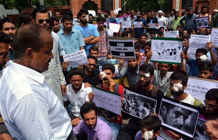 AMU students be performed by bandaging the eyes and mouth