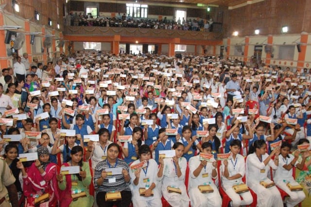 Before raksha bandhan 1122 talented students received gifts 