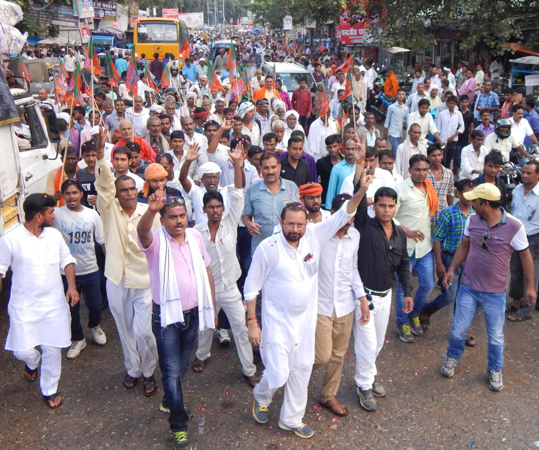 Former BJP MLA 1500 with the arrest of the men