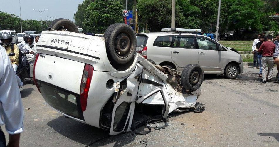 innova car hit indica car on kalagram light point, five people injured