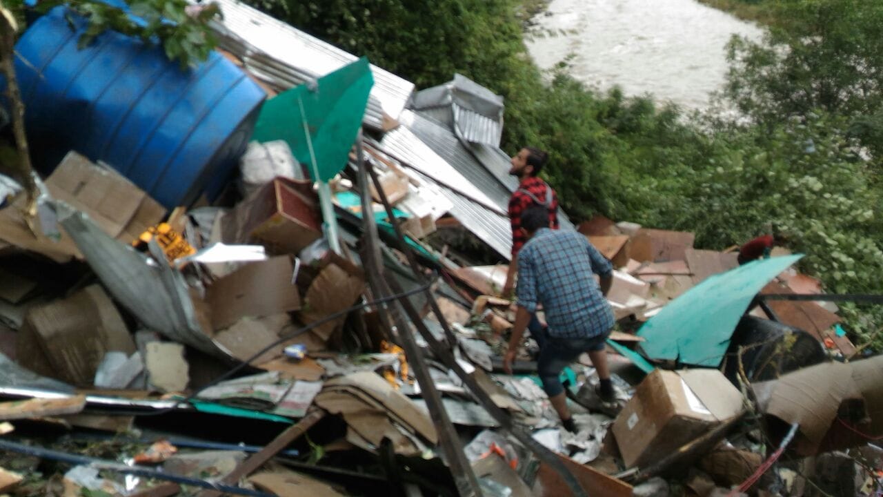 Building Collapse in Hatkoti Shimla, dozen are feared trapped under the debris
