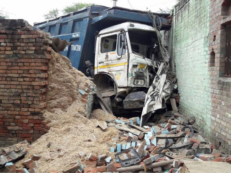 bekaaboo dampar ghar mein ghusa, paanch ghaayal
