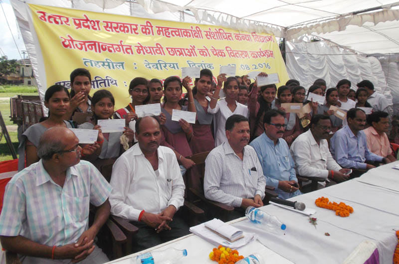 kanya vidya dhan check distributed to girls, CM's gifr of rakhi