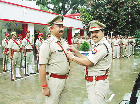 Shan, who became police, they respect