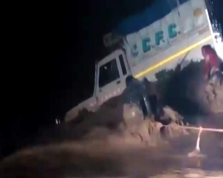 पुलिस ने दो को किया रेस्क्यू