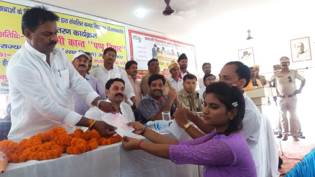 girl students became happy after getting cheque