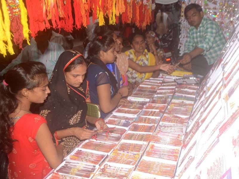 bhaiyon kee kalaee par sajegee bahana kee raakhee