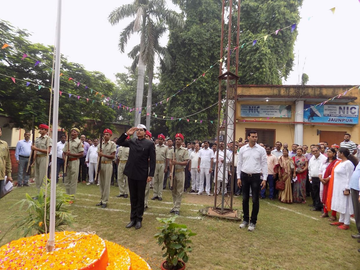 Salute to the flag on the occasion of Independence