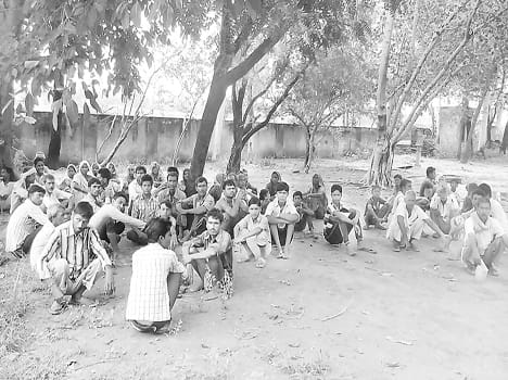 Villagers protesting the siege to the police station