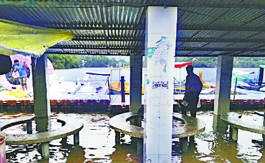 The Summer Set unsuccessfully reached the lake water naukuciyatala