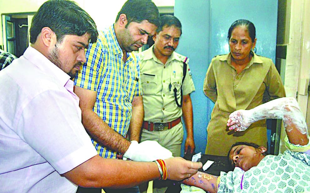  husband threw acid on wife 