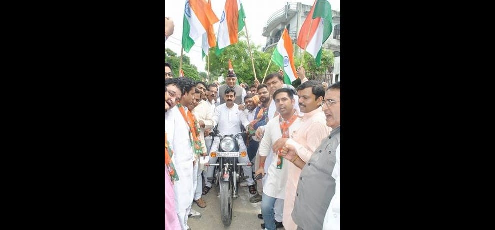 union minister breaks law in his tiranga yatra rally, rides helmet without scooty
