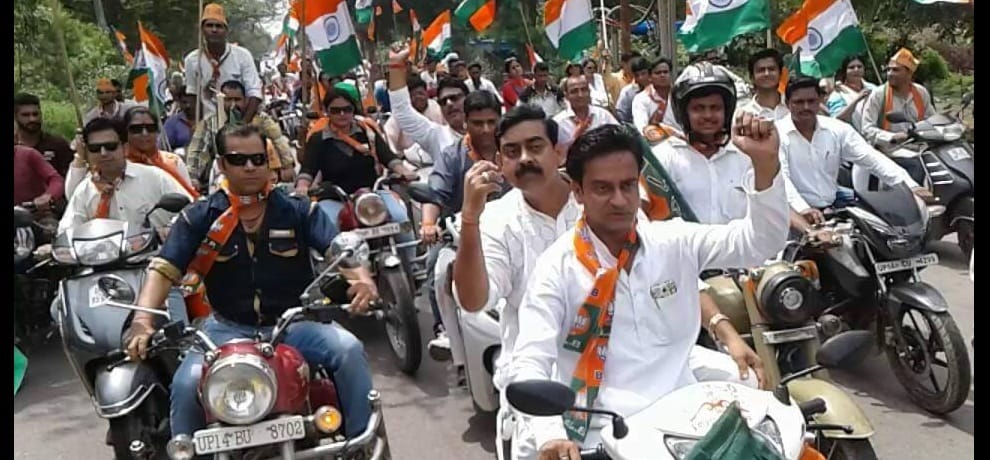 union minister breaks law in his tiranga yatra rally, rides helmet without scooty