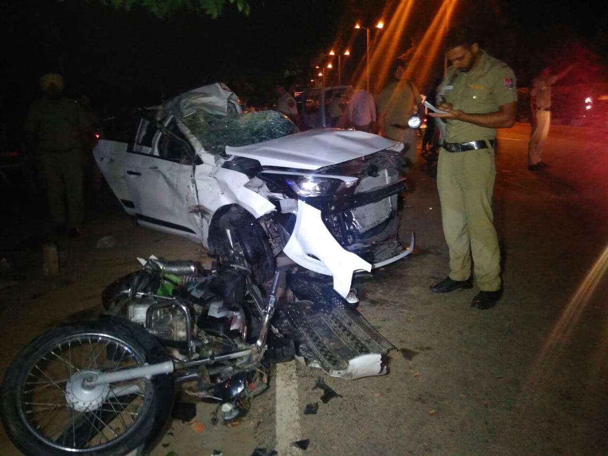 accident in chandigarh, two people injured