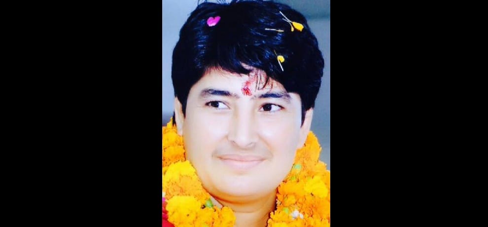 babita do not tie rakhis to brother but sisters tie rakhi to her