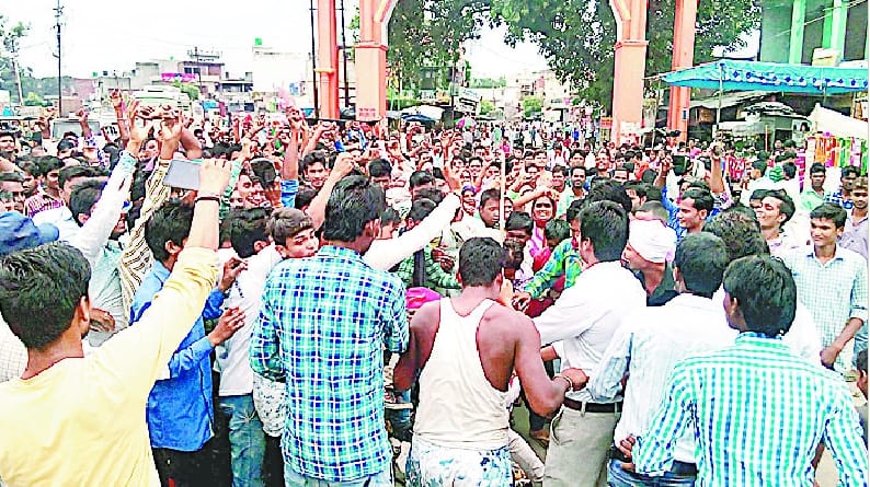 Dalits burnt effigies of police