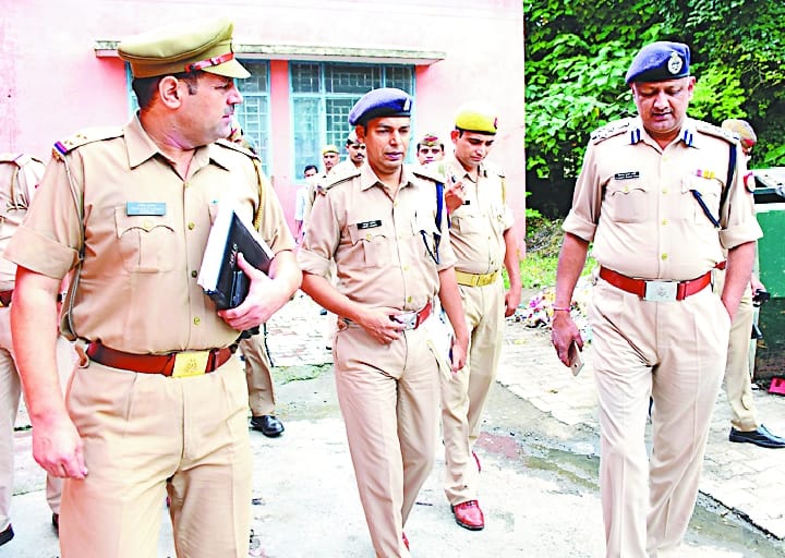 Slit the throat of a prisoner in the district jail