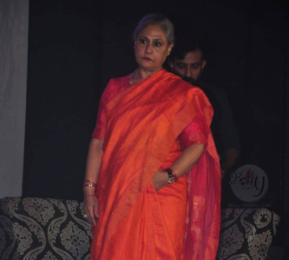 jaya bachchan scolds students in mumbai college