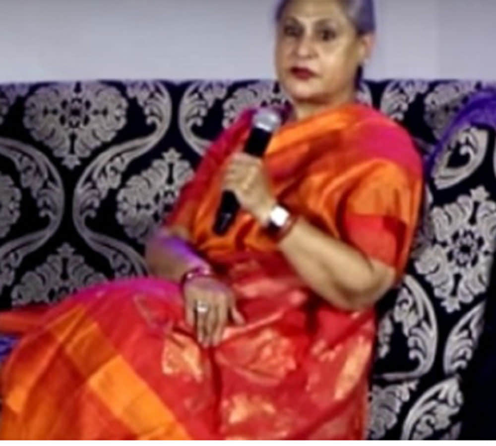 jaya bachchan scolds students in mumbai college