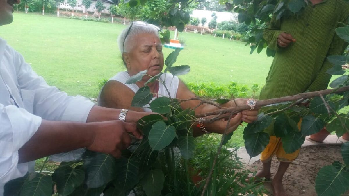 This is how Lalu Prasad Yadav celebrates Raksha Bandhan