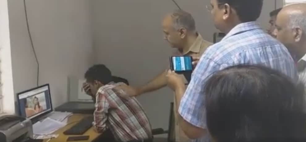 manish sisodia went on inspection of a government hospital and catches an employee red handed