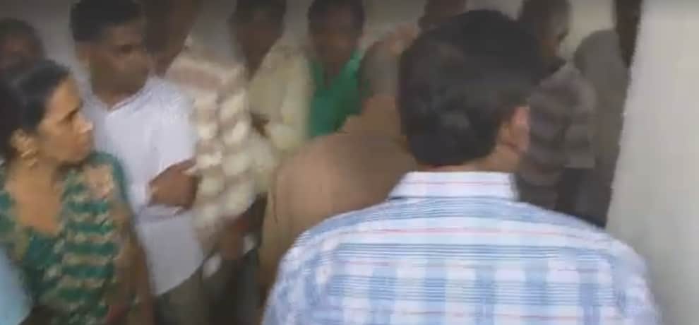 manish sisodia went on inspection of a government hospital and catches an employee red handed