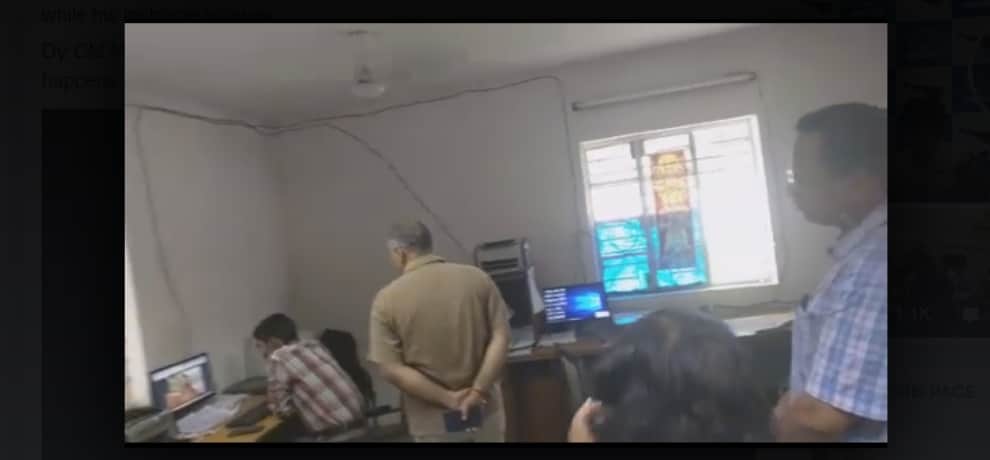 manish sisodia went on inspection of a government hospital and catches an employee red handed
