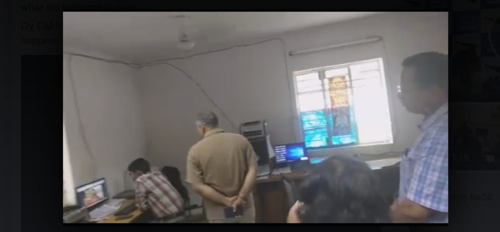 manish sisodia went on inspection of a government hospital and catches an employee red handed