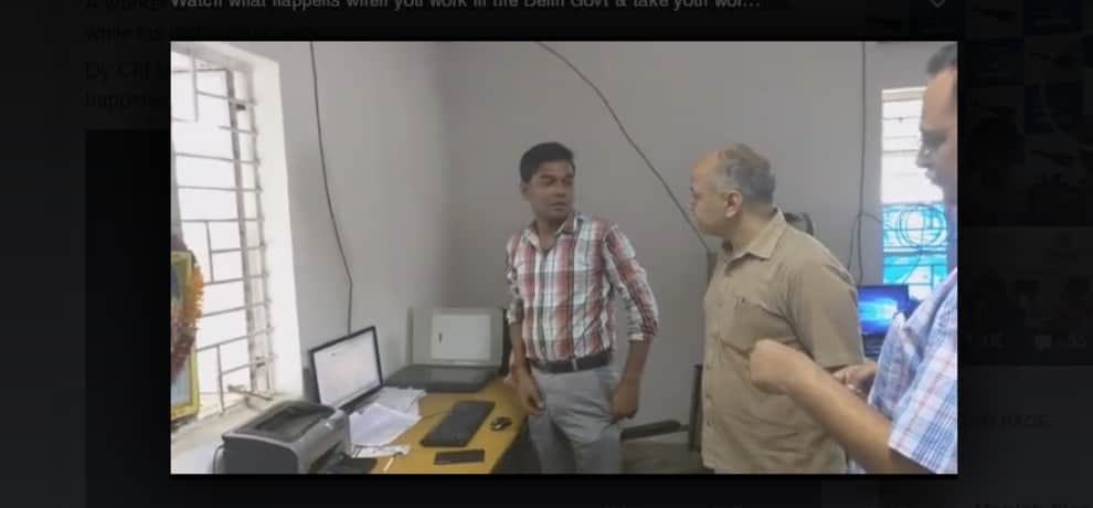 manish sisodia went on inspection of a government hospital and catches an employee red handed