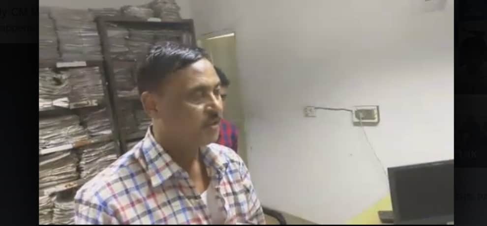 manish sisodia went on inspection of a government hospital and catches an employee red handed